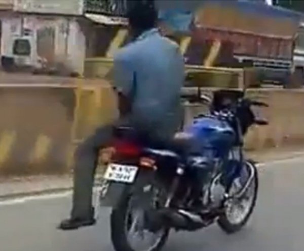 homem faz manobra arriscada de moto