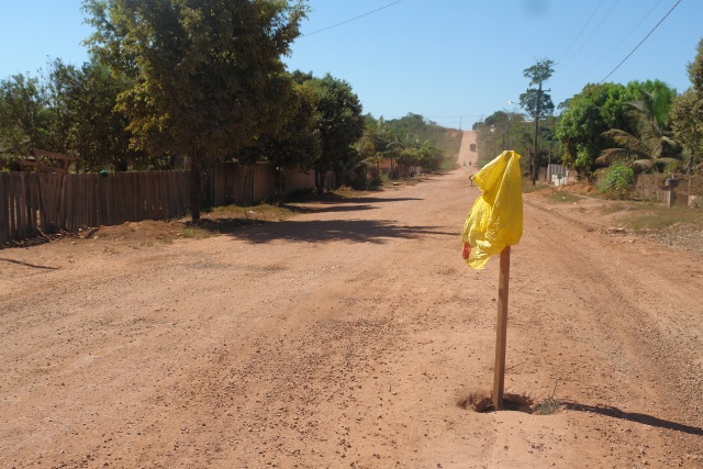Moradores improvisam sinalização após abandono de obra de pavimentação  1