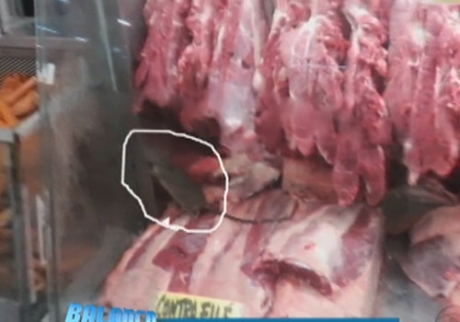 Cliente flagra rato andando em carnes
