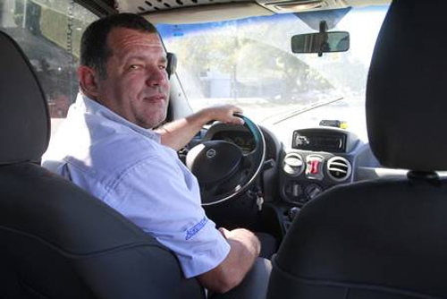 Taxista acha 13 mil euros no carro