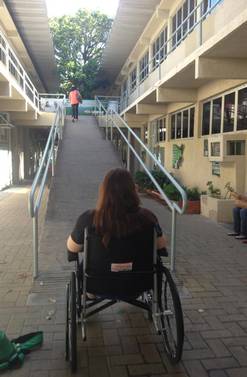 Universitária em cadeira de rodas
