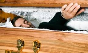 chines acorda em funeral