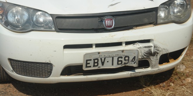 Mais um acidente; motoqueiro foi ultrapassar pela direita e chocou-se contra um pálio