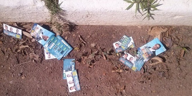 Candidatos jogam santinhos no caminho para urna em Alta Floresta
