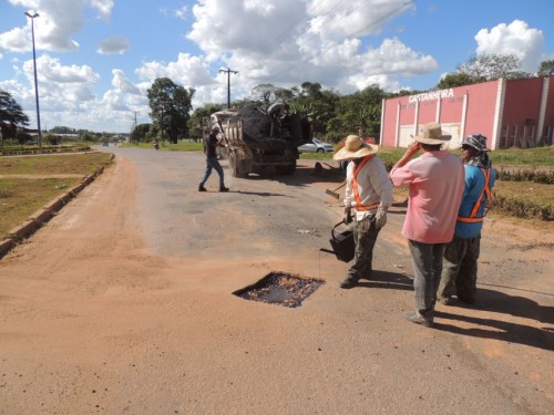 Prefeitura de Alta Floresta faz tapa-buraco da Perimetral Rogério Silva