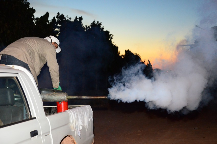 19.02.2016_Mutirão utiliza fumacê no combate ao Aedes aegypti