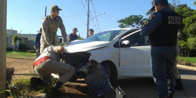 Mulher perde o controle e bate o carro em poste