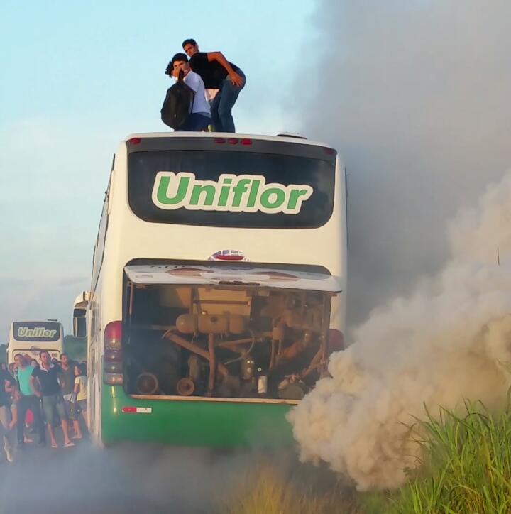 Onibus pega fogo com universitários