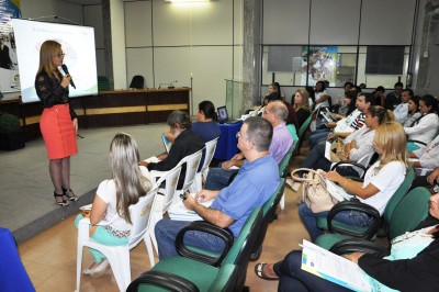 Cassyra Vuolo apresenta o projeto Consciência Cidadã a gestores municipais
