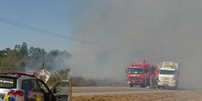Queimada causa acidente com caminhão do Corpo de Bombeiros