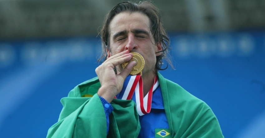 fernando-meligeni-posa-com-bandeira-brasileira-e-beija-medalha-de-ouro-conquistada-no-pan-de-santo-domingo-2003-1270075643840_956x500