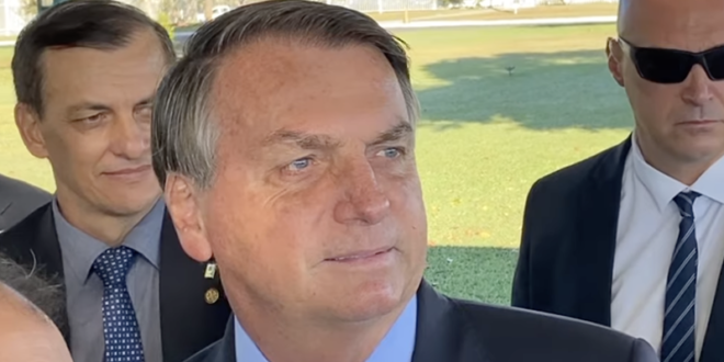 “Para quem não está contente comigo, tem Lula em 2022”, diz Bolsonaro