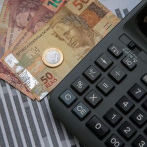 Governo revê estimativa de inflação e salário mínimo em 2022 pode subir para R$ 1.200