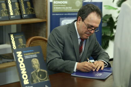 Livro sobre Marechal Rondon é lançado na ALMT