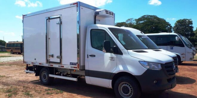 Prefeitura adquiri novo caminhão para ajudar na logística de entrega das merendas escolares