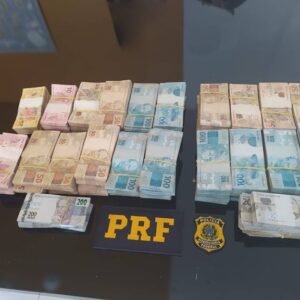 PRF apreende pistola e 500 mil reais em espécie em abordagem a veículo em Mato Grosso