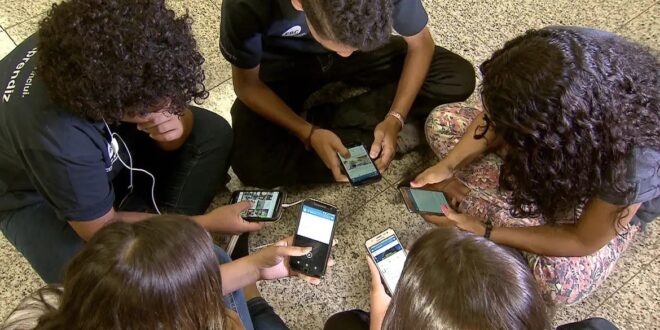 Pesquisa: 86% dos brasileiros apoiam restrição de celular nas escolas