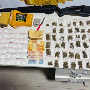 Faccionado com 100 porções de entorpecentes é preso em flagrante pela Policia Militar