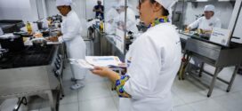 “Depois de tantos anos na cozinha, esse reconhecimento é emocionante”, afirma finalista regional do SuperChef da Educação