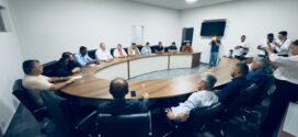 Prefeitura de Alta Floresta entrega projeto de lei à Câmara de Vereadores que concede aumento de 11,93% aos professores