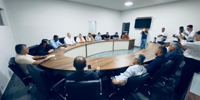 Prefeitura de Alta Floresta entrega projeto de lei à Câmara de Vereadores que concede aumento de 11,93% aos professores