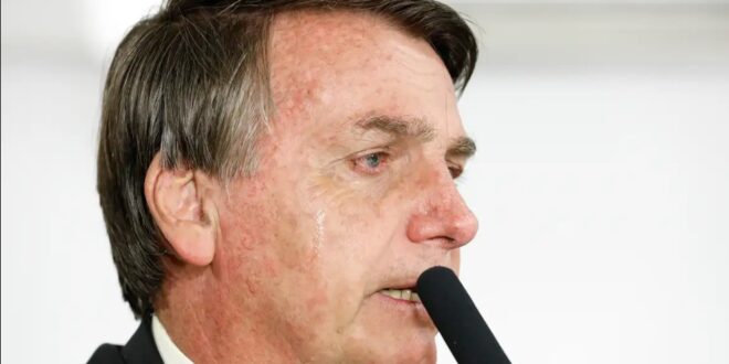 PF cumpre mandados na casa de Jair Bolsonaro, que usará tornozeleira