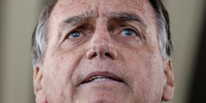 PF apreende US$ 14 mil em buscas contra ex-presidente Bolsonaro