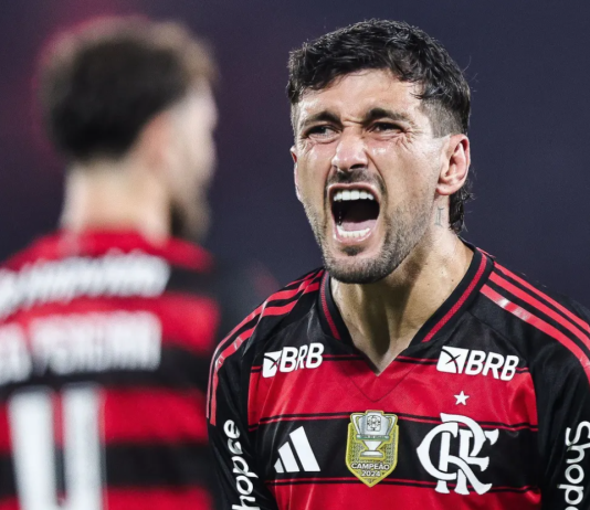 Flamengo goleia o Bragantino e abre vantagem na corrida pelo título