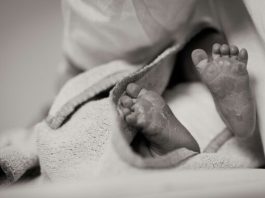 Hipótese é que bebê estava morto no útero há alguns dias, diz DHPP
