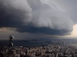 Ciclone causa destruição e alagamentos em SC