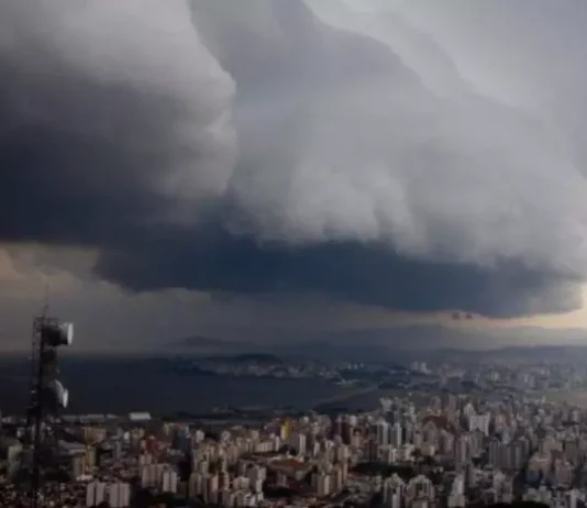 Ciclone causa destruição e alagamentos em SC