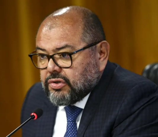 PF aponta ex-ministro de Bolsonaro como pilar institucional de desvios