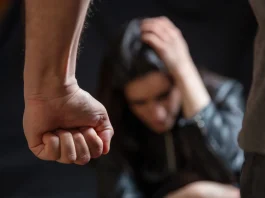 PM interrompe agressão e detém homem que agredia a mãe em residência em Colider