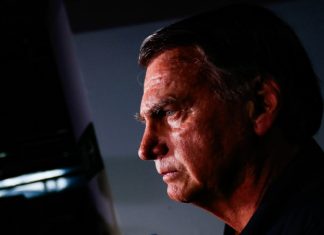 Bolsonaro passa mal e é internado em hospital de Brasília