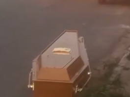 Caixão cai de carro funerário em via pública e motorista segue sem perceber
