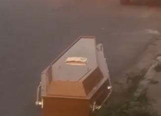 Caixão cai de carro funerário em via pública e motorista segue sem perceber