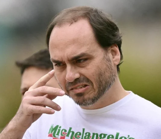 Moraes nega pedido de Carlos Bolsonaro, visitas devem seguir regras da instituição