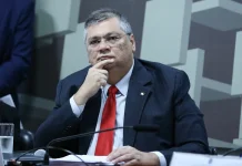 Dino relata ameaça em aeroporto após fala de funcionária