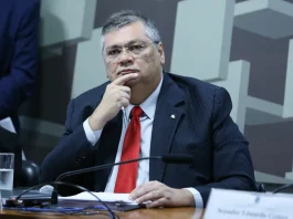 Dino relata ameaça em aeroporto após fala de funcionária