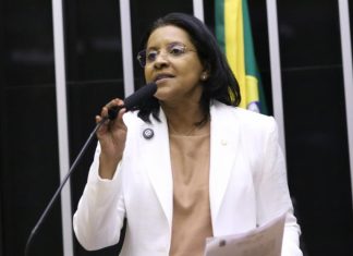 “STF engessa Justiça e quem paga é o passageiro”, diz deputada após suspensão de ações contra aéreas