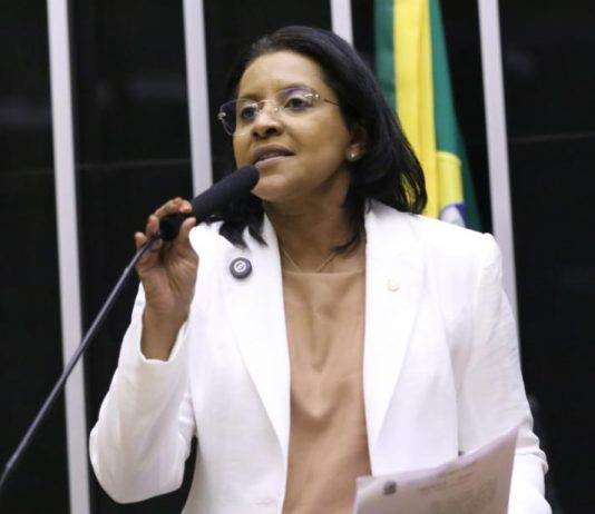 “STF engessa Justiça e quem paga é o passageiro”, diz deputada após suspensão de ações contra aéreas