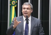 Líder do PT aciona STF para obrigar Câmara a afastar Zambelli e Ramagem