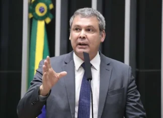 Líder do PT aciona STF para obrigar Câmara a afastar Zambelli e Ramagem