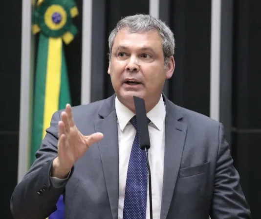 Líder do PT aciona STF para obrigar Câmara a afastar Zambelli e Ramagem
