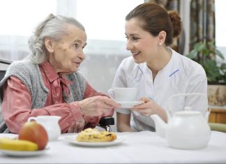 Idosos acima de 60 anos podem ter isenção de luz, IPTU e Imposto de Renda