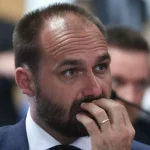 STF condena Eduardo Bolsonaro a 4 anos e 2 meses de prisão por coação no curso do processo.