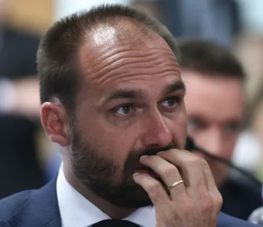 FEZ O “L”? Eduardo Bolsonaro muda tom e elogia conversa entre Lula e Trump