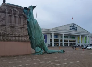 Estátua da Havan cai com vento no RS