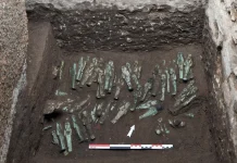 Descoberta de 225 estatuetas em Tanis identifica faraó e resolve mistério arqueológico