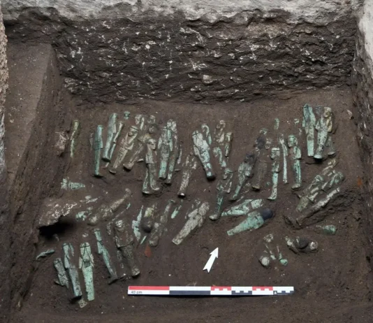 Descoberta de 225 estatuetas em Tanis identifica faraó e resolve mistério arqueológico
